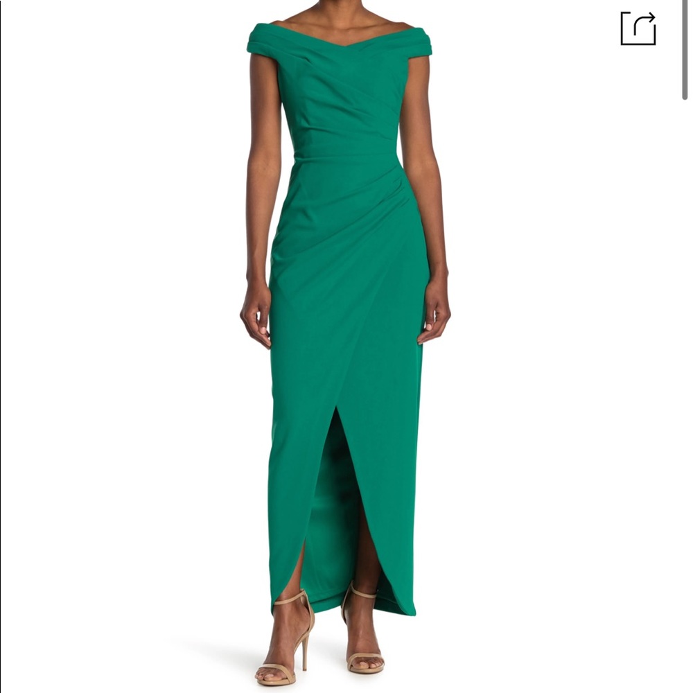 CALVIN KLEIN Off The Shoulder Side Rouched Gown In Meadow Green. Size US 8.